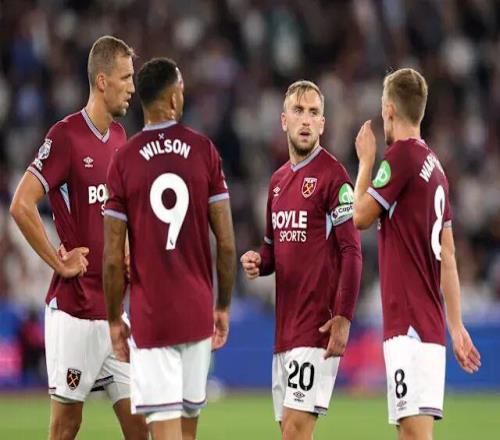 巴特勒坐在替补席为助理教练画战术